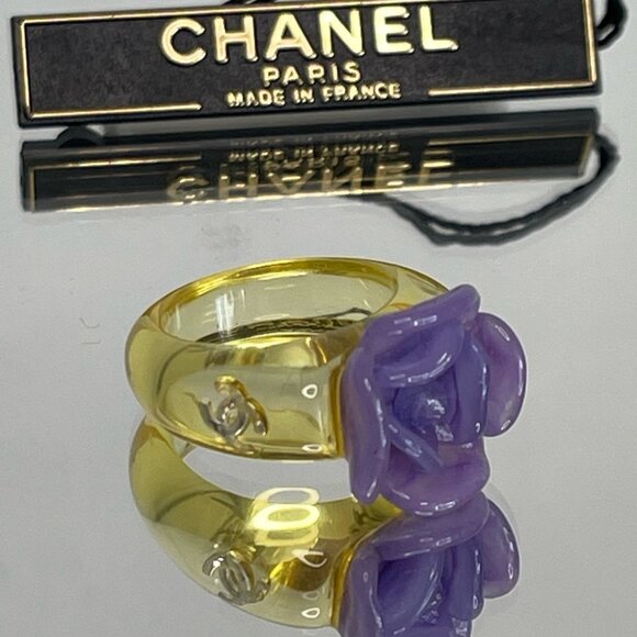 Old Authentic Resin Chanel Ring stamped w plaque 1 petal missing - Picture 16 of 16